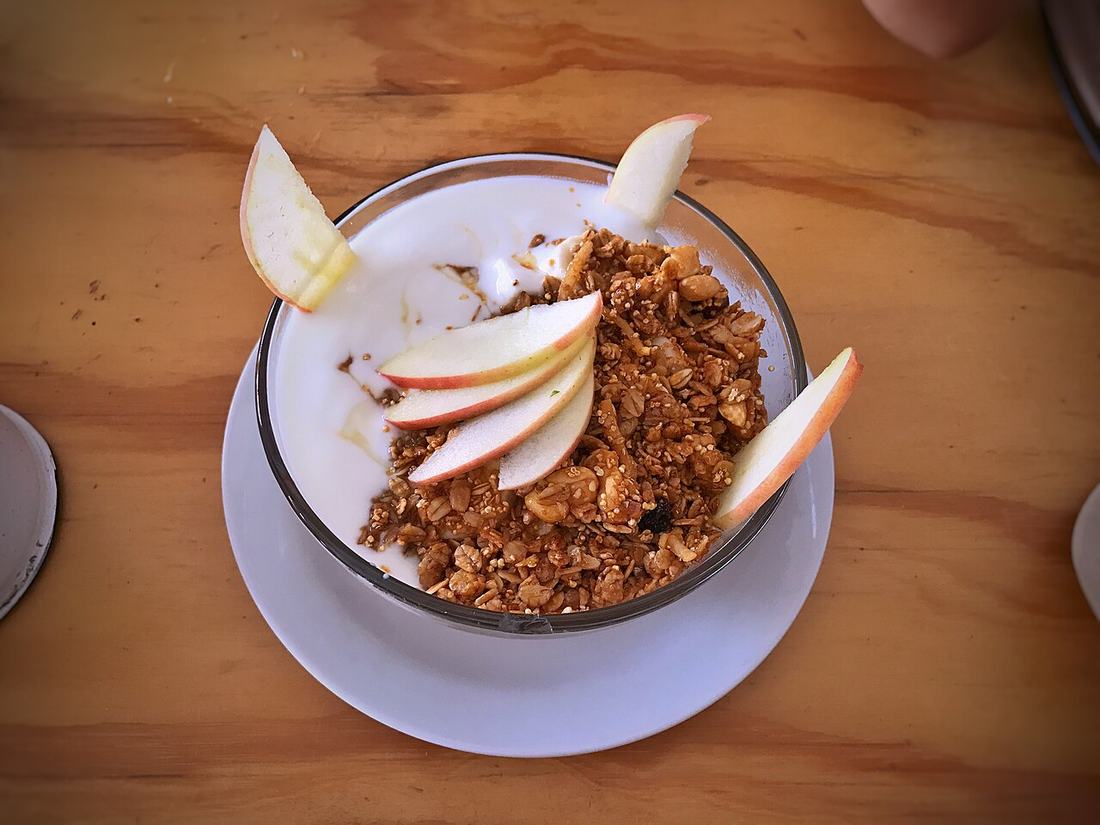 A bowl of yogurt with fruit and granola, CC BY 2.0