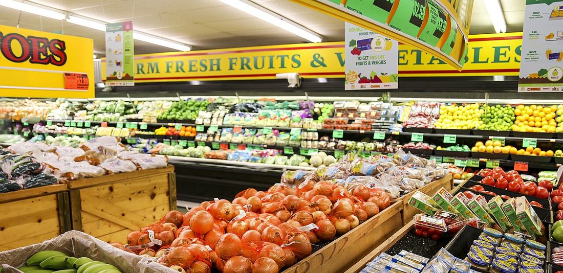 Fruit on display in a grocery store, CC0 1.0