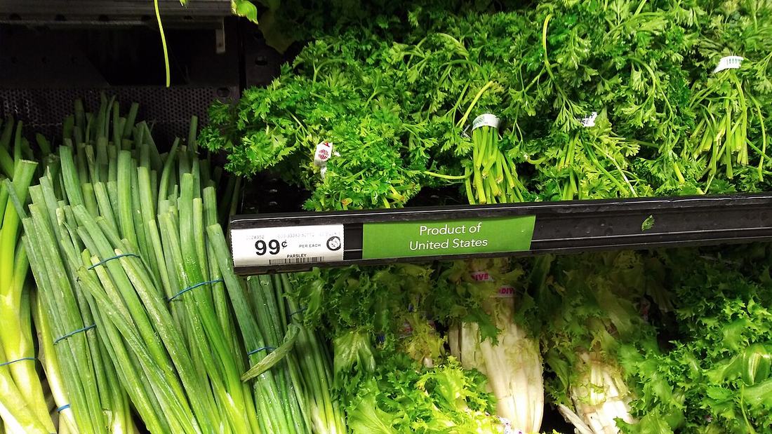 Fresh parsley and greens on display in a supermarket, CC0 1.0