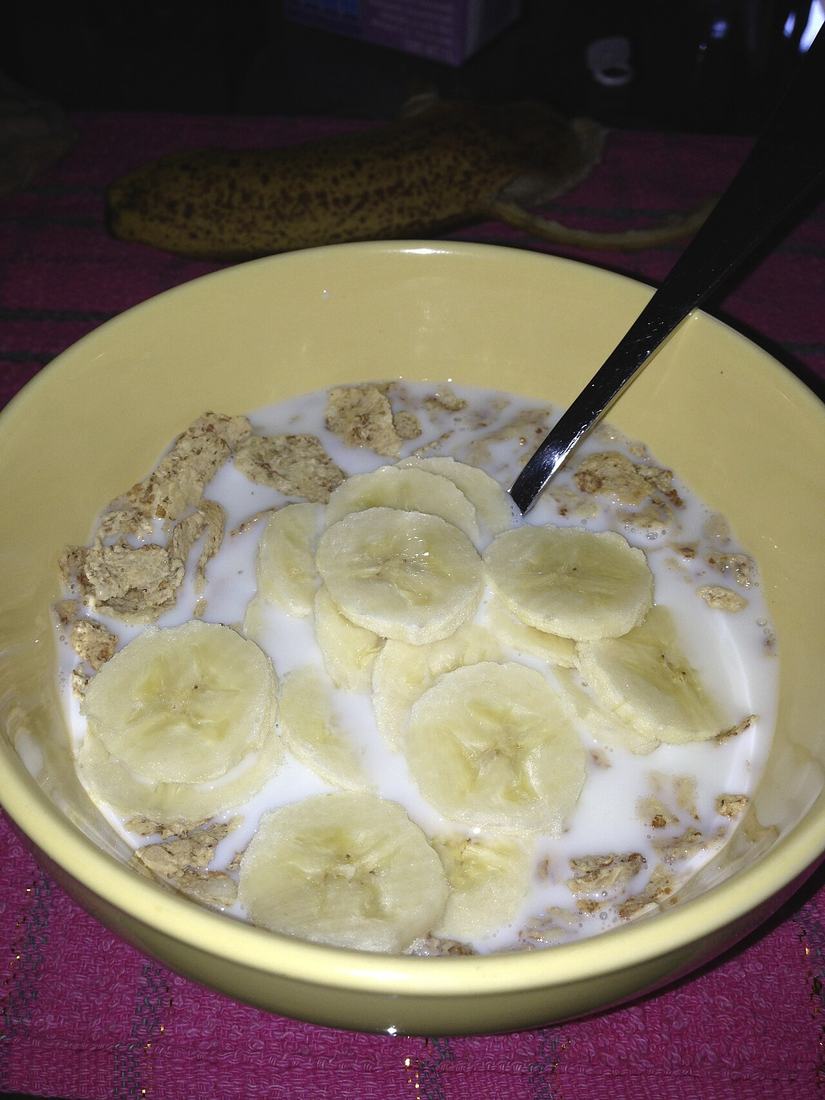 A bowl of whole wheat cereal with banana, CC BY-SA 4.0