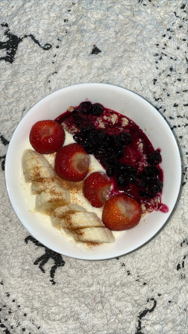 A bowl of yogurt with fruit, CC BY-SA 4.0